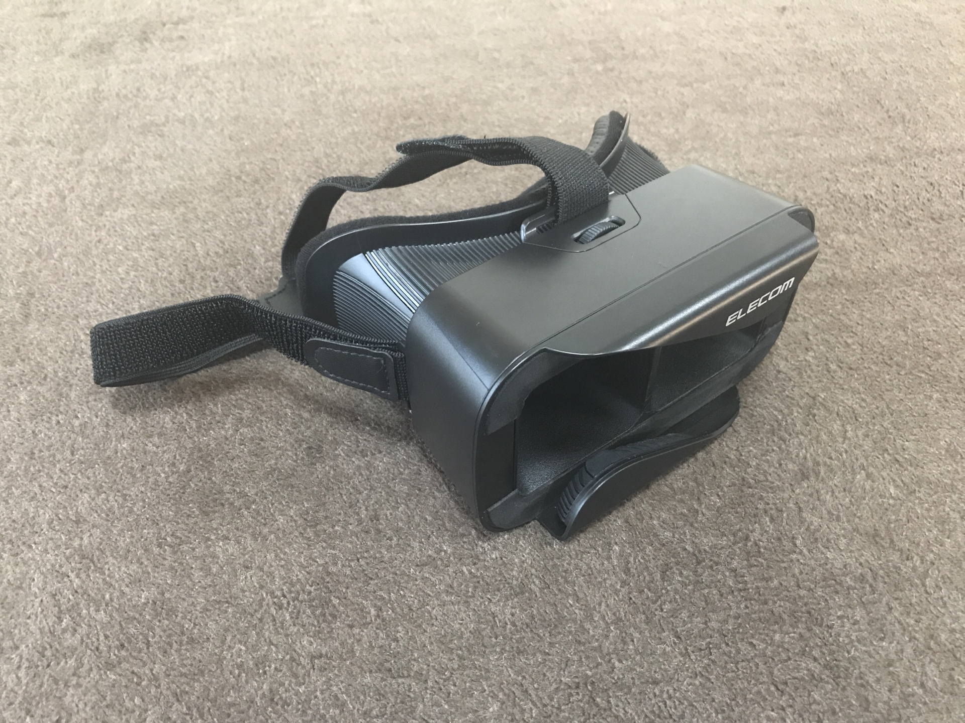 ELECOM製のゴーグル。駿河屋で1000円ほどで購入したもの。自分のiPhoneが装着可能なら別になんでもいい。